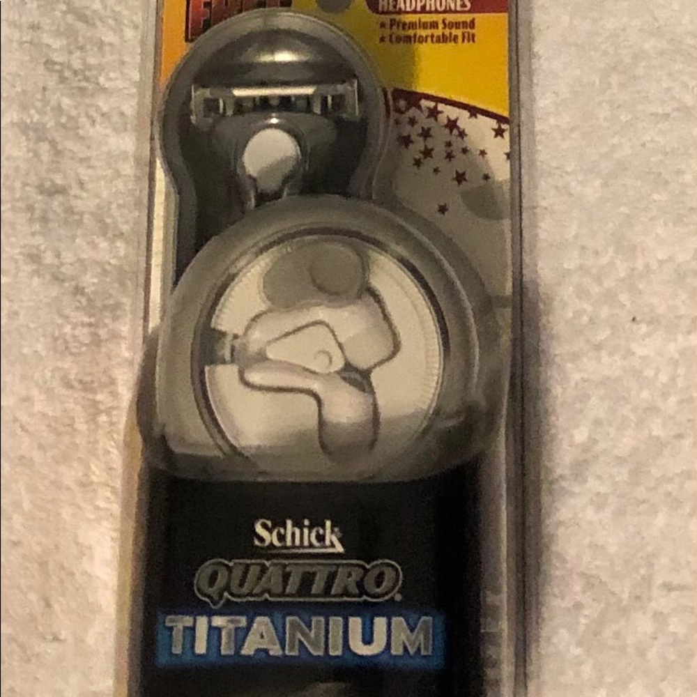 Schick Quattro 4 Titanium Razor & Free headphone - Picture 2 of 4